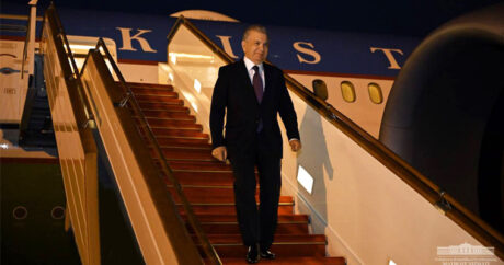 Президент Шавкат Мирзиёев прибыл в Баку