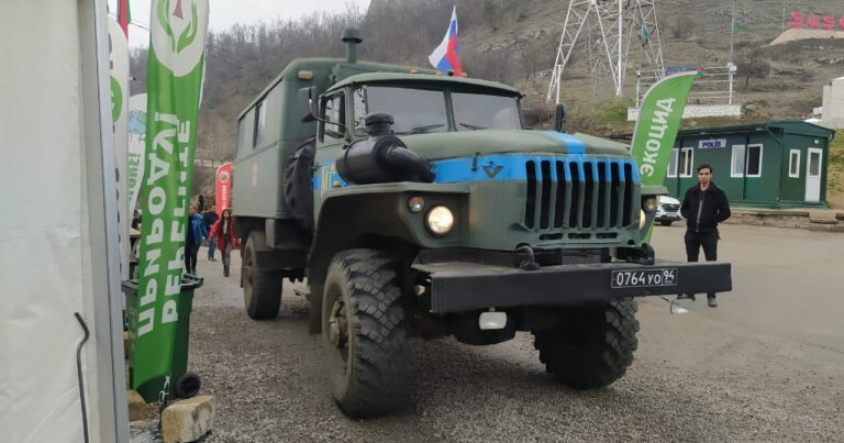 По Лачинской дороге беспрепятственно проехали три автомобиля миротворцев