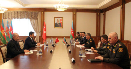 Министр обороны Азербайджана встретился с техническим директором компании «Байкар»