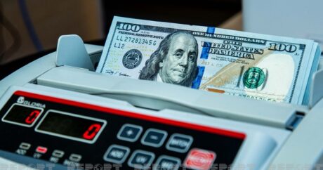 Продажи на валютных аукционах в Азербайджане снизились на 44%