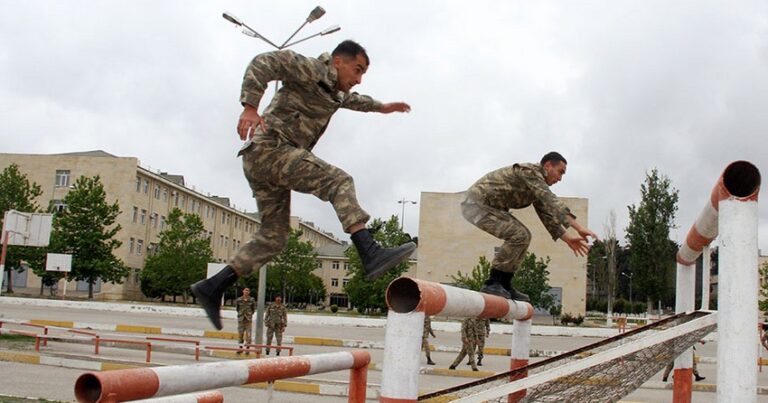 В азербайджанской армии проводится первенство по военному пятиборью