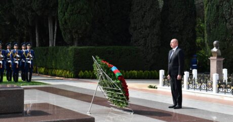 Президент Ильхам Алиев, первая леди и члены их семьи посетили могилу великого лидера Гейдара Алиева