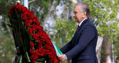 Шавкат Мирзиёев возложил цветы к мемориалу “Ода стойкости”