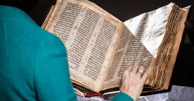 Тысячелетнюю библию продали на аукционе за $38,1 млн