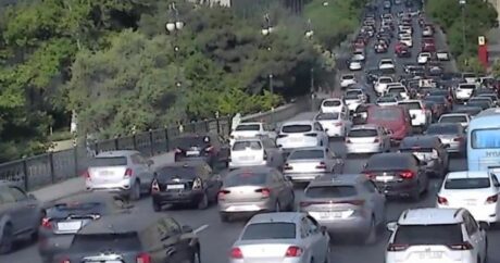 На ряде улиц и проспектов Баку наблюдаются пробки