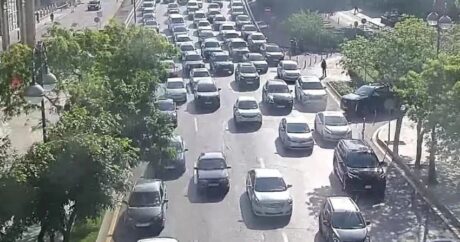 На ряде бакинских улиц и проспектов наблюдаются пробки