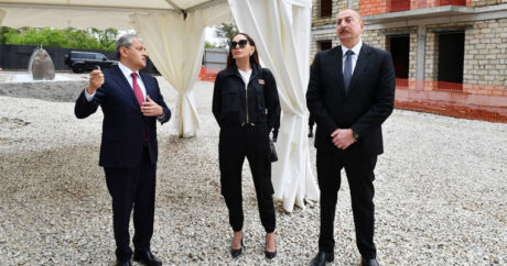 Ильхам Алиев и Мехрибан Алиева ознакомились в Шуше со строительством жилого комплекса из 23 зданий