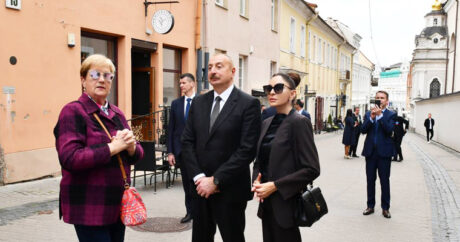 Ильхам Алиев и Мехрибан Алиева совершили прогулку по Старому городу Вильнюса