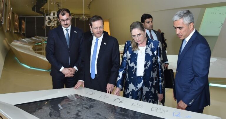Президент Израиля и его супруга ознакомились с Центром Гейдара Алиева