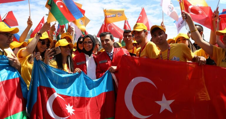 Сельчук Байрактар поздравил азербайджанский народ с Днем независимости