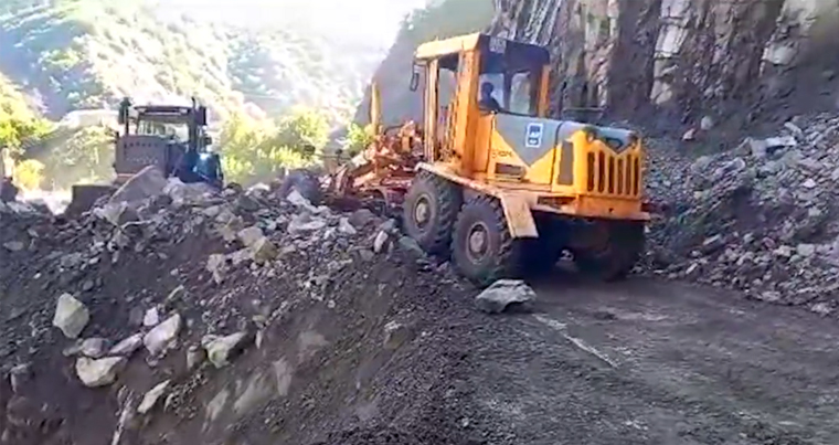 Дорога Исмаиллы-Лахыдж-Буровдал очищена от камней, движение восстановлено