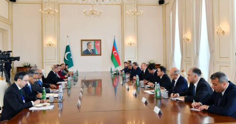 Состоялась встреча Президента Ильхама Алиева и премьер-министра Мухаммада Шахбаза Шарифа в расширенном составе