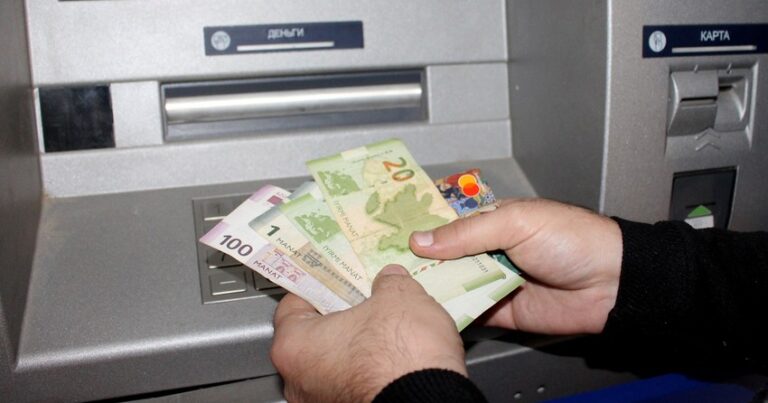 Предлагается ввести стандартную банковскую комиссию за обналичивание денег в банкоматах