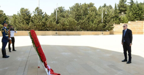 Президент Турции Реджеп Тайип Эрдоган посетил Аллею шехидов в Баку