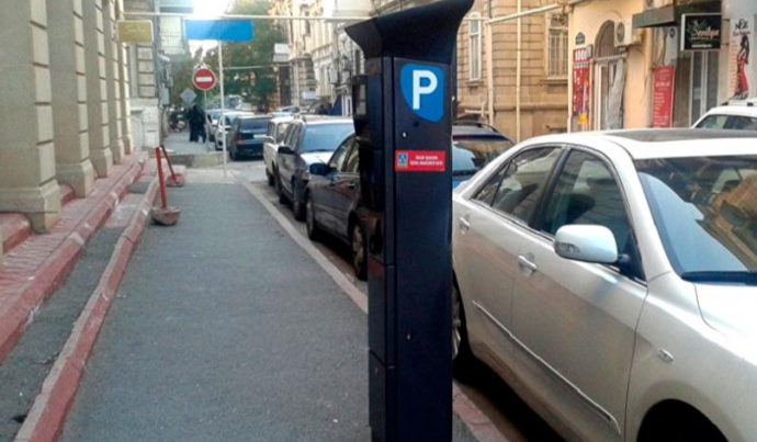 В Азербайджане утверждена сумма оплаты за парковку транспортных средств