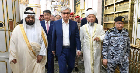 Касым-Жомарт Токаев посетил мечеть Пророка Мухаммеда