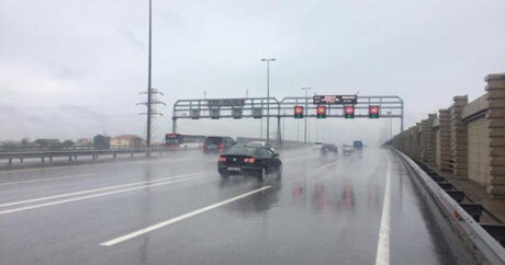 В Баку в связи с погодными условиями на ряде дорог снижен скоростной режим