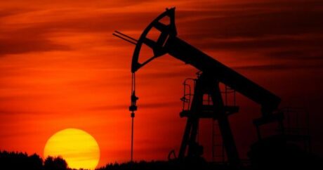Цены на нефть падают после роста в пятницу