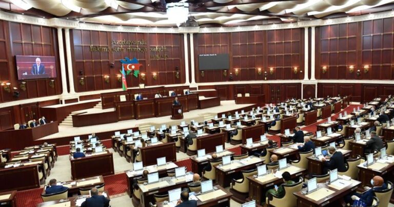 Проходит последнее заседание внеочередной сессии парламента Азербайджана