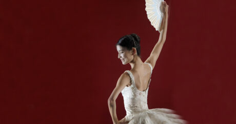 Казахстанская балерина представила новый танец в Индонезии