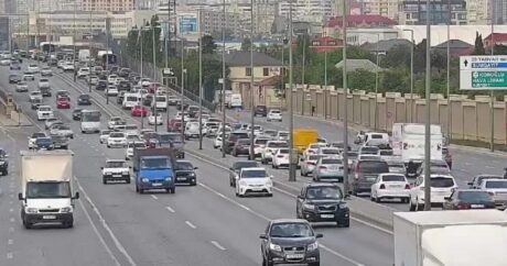 На некоторых дорогах Баку затруднено движение транспорта