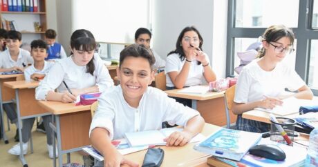 В Азербайджане начался процесс перевода школьников