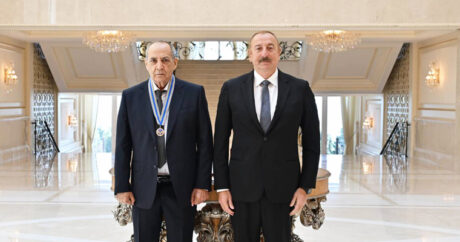 Президент Ильхам Алиев вручил орден «Истиглал» Расиму Балаеву