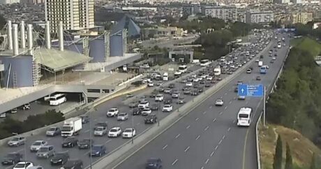 На некоторых дорогах Баку затруднено движение транспорта