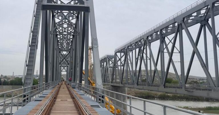 Построен новый железнодорожный мост через реку Кура