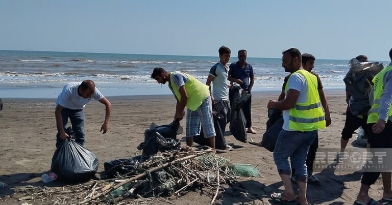 На берегу Каспия прошла акция по очистке береговой линии от мусора