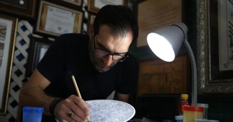 Турецкий художник обучает молодежь искусству росписи изразцов