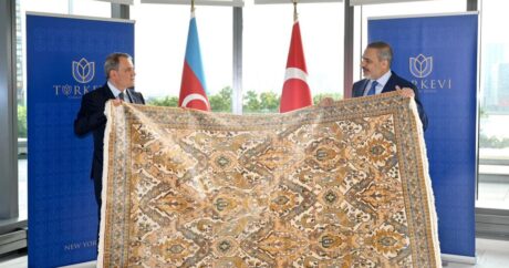 Джейхун Байрамов преподнес турецкому коллеге карабахский ковер