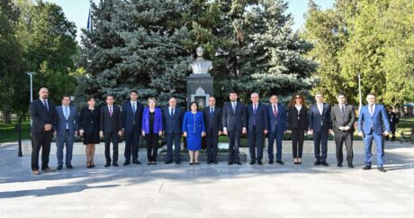 Делегация парламента Азербайджана посетила памятник Гейдару Алиеву в Бухаресте