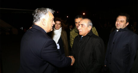 Премьер-министр Венгрии прибыл с рабочим визитом в Азербайджан