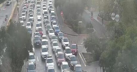 В Баку на ряде улиц и проспектов наблюдаются пробки