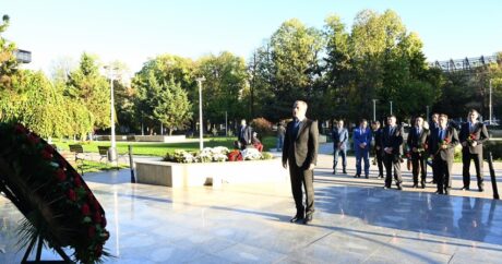 Джейхун Байрамов посетил памятник Гейдару Алиеву в Бухаресте