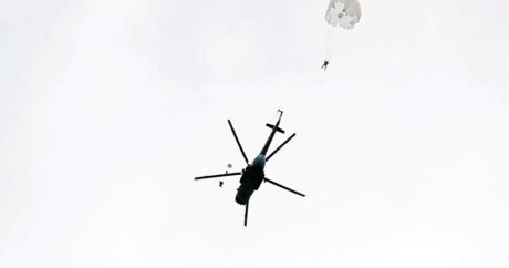 Морской спецназ ВМС выполнил прыжки с парашютом