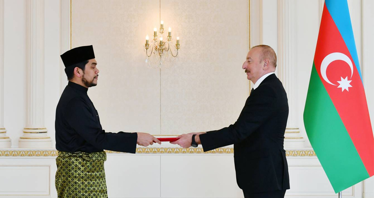 Президент Ильхам Алиев принял верительные грамоты новоназначенного посла Малайзии