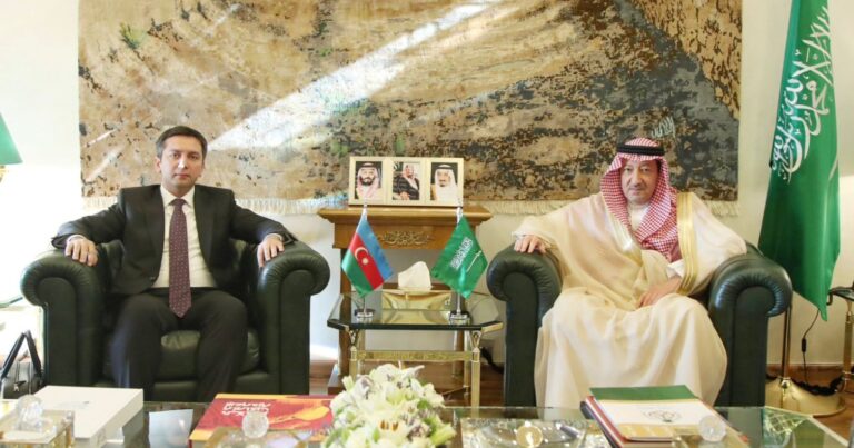 Ялчин Рафиев встретился с первым заместителем министра иностранных дел Саудовской Аравии