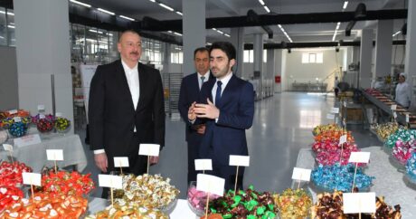 Ильхам Алиев ознакомился с деятельностью предприятия по производству кондитерских изделий