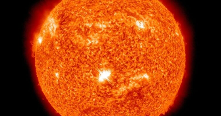 На Солнце произошла самая мощная за последние 7 лет вспышка