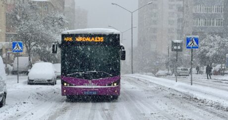 Агентство: Автобусы выпускаются на линию по мере очищения дорог в Баку от снега