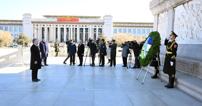 Президент Узбекистана почтил память народных героев Китая