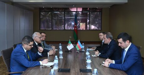 Джейхун Байрамов обсудил региональную ситуацию с главой МИД Алжира
