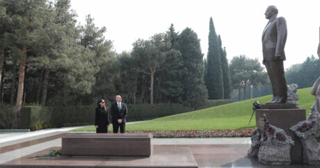 Президент Ильхам Алиев посетил могилу общенационального лидера Гейдара Алиева
