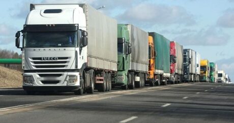 Стало известно количество ожидающих проезда на «Красном мосту» грузовиков