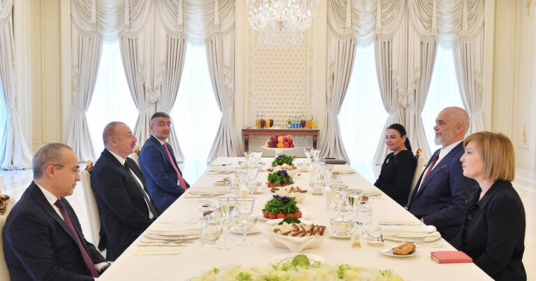 Состоялась встреча Президента Ильхама Алиева с премьер-министром Албании в расширенном составе