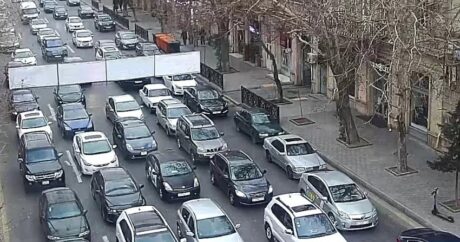 В Баку на ряде улиц затруднено движение транспорта