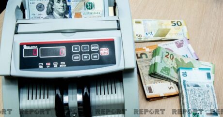 Продажи на валютных аукционах в Азербайджане выросли почти вдвое