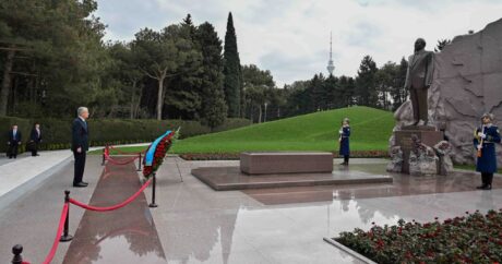 Касым-Жомарт Токаев посетил могилу Гейдара Алиева